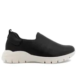 Championes negros de Usaflex, estilo slip-on, con capellada de tejido elástico y suela chunky blanca.