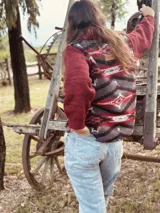 Saco con cuerpo de paño y mangas tejidas en lana merino con diseño étnico.