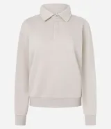 Saco femenino cerrado de algodón con felpa más sostenible, color beige. Presenta cuello polo con abotonado parcial, manga larga y bajo ajustado.