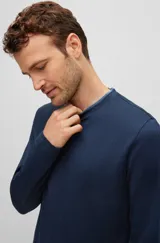 Remera de manga larga de algodón en color azul marino, con corte regular fit.