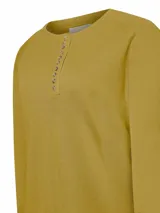 Sweater color crudo de lana con cuello redondo y abertura frontal con botones de madera.