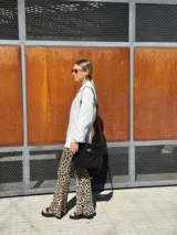 Sandalias negras de cuero con plataforma y pulsera al tobillo.