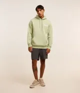 Buzo verde claro con capucha y cordón ajustable, de algodón con felpa. Tiene manga larga, barras ajustadas, bolsillo canguro y estampa frontal y trasera con la leyenda "Grand venture 1990".