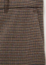Pantalón de vestir marrón con estampado de cuadros pequeños, corte wideleg, tiro medio, bolsillos laterales y cierre frontal oculto con botón, gancho y cremallera.