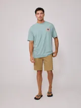 Bermuda color beige, de corte recto, con bolsillos laterales y traseros.