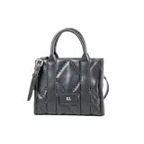 Cartera negra de tamaño mediano, confeccionada en símil cuero soft con diseño acolchado. Tiene doble asa de mano y correa bandolera regulable y extraíble. El acceso es con cierre y cuenta con un compartimento principal con bolsillos internos.