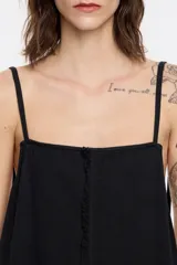 Vestido midi negro de corte recto y tirantes finos, con paneles y detalles desflecados.