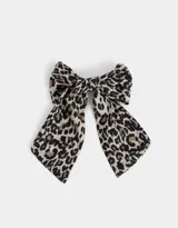 Hebilla francesa con moño con estampado animal print.