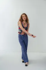 Top de crochet tejido a mano, con diseño de rayas en tonos gris y rojo.