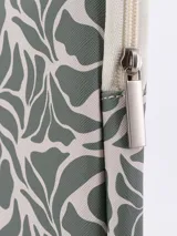 Funda para notebook gris con estampado de hojas en blanco y cierre con cremallera.