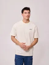 Remera color crema de hombre con estampado pequeño en el frente y estampado grande en la espalda.