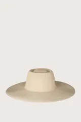 Sombrero de paja color beige, con copa cilíndrica y ala ancha.