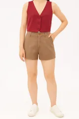 Short color marrón claro, de tiro alto y corte recto, con bolsillos delanteros y traseros.