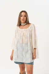 Blusa color crudo con bordado de flores, escote cuadrado y mangas 3/4 abullonadas.