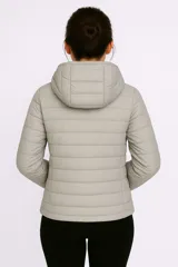 Campera gris de nylon con capucha, cierre frontal y bolsillos laterales.