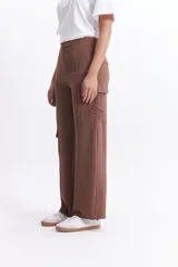 Pantalón cargo negro de corte ancho, con bolsillos laterales y confeccionado en tejido con efecto lino.