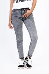 Jeans ajustados de tiro alto con efecto desgastado en tonos grises.