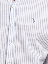 Camisa de vestir a rayas verticales azules y blancas, corte slim fit, con cuello abotonado y logo bordado en el pecho.