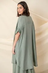 Camisa larga verde salvia de viscosa y tencel, con calce holgado y bolsillos laterales.