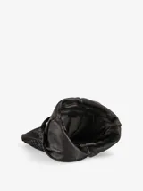 Bolso negro de cuero tejido con asa de hombro y correa larga ajustable. Tiene un diseño de entramado de cuadros en todo el frente.