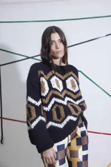 Sweater tejido a mano en lana merino color camel con diseño geométrico en blanco y marrón.