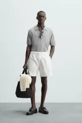 Bermuda de algodón color marrón oscuro, de corte regular fit, con cintura elástica ajustable mediante cordón. Presenta bolsillos laterales y un bolsillo trasero de vivo.