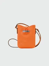 Bolso hobo Longchamp modelo Le Roseau Essential XS, color verde oliva, con cierre de broche metálico plateado y correa larga de cuero negro.