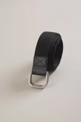 Cinturón negro de tela con hebilla metálica y detalles en cuero.