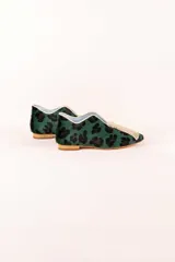 Botines bajos con estampado animal print en tonos verde y negro, con escote en V y borlas decorativas en el empeine.