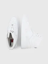 Zapatillas de baloncesto Tommy Jeans de corte medio, color blanco, con diseño color block, exterior de piel, interior de poliéster reciclado y suela de goma.