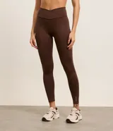 Calza deportiva marrón de microfibra con cintura cruzada.