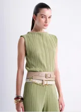 Musculosa color verde claro con textura plisada, cuello redondo y sin mangas.