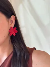 Aros grandes con forma de flor color rojo, pintados a mano y con mostacillas.