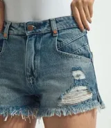 Short de jean boyfriend con cintura baja, forro aparente, roturas y terminación desflecada.