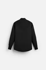Camisa de vestir verde oscuro, corte slim fit, con cuello italiano, mangas largas con puños abotonados y cierre frontal con botones.