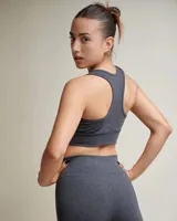 Top deportivo sin relleno de bretel ancho, color gris oscuro jaspeado.