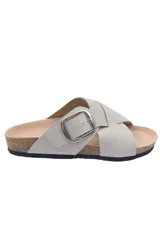 Sandalias negras cruzadas con hebilla plateada ajustable.
