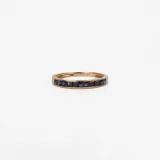 Anillo de oro amarillo 18k con zafiros azules engarzados.