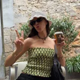 Brazalete rígido plateado con textura irregular.