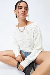 Sweater blanco de punto texturado y calado, con cuello amplio y fit relajado.