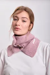 Cuello de punto rosa pastel con cierre de botones.