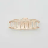 Pinza para el pelo color rosa translúcido con forma de mandíbula.