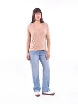 Remera negra de algodón con cuello en V y mangas cortas.