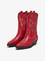 Botas rojas de estilo cowboy con bordados blancos y suela negra.