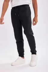 Pantalón deportivo tipo jogger color negro, con cintura elástica ajustable con cordón.