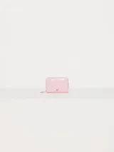 Tarjetero rosa con textura símil cocodrilo y cierre de cremallera.