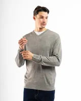 Sweater negro de punto con cuello en V, de calce regular.