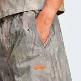 Pantalón cargo camuflado de adidas, con cinturilla elástica y múltiples bolsillos, de corte oversize.