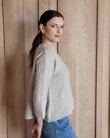 Buzo azul de tejido de punto con cuello redondo y mangas 3/4.