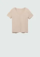 Remera color beige de corte recto, con cuello en V y mangas cortas.